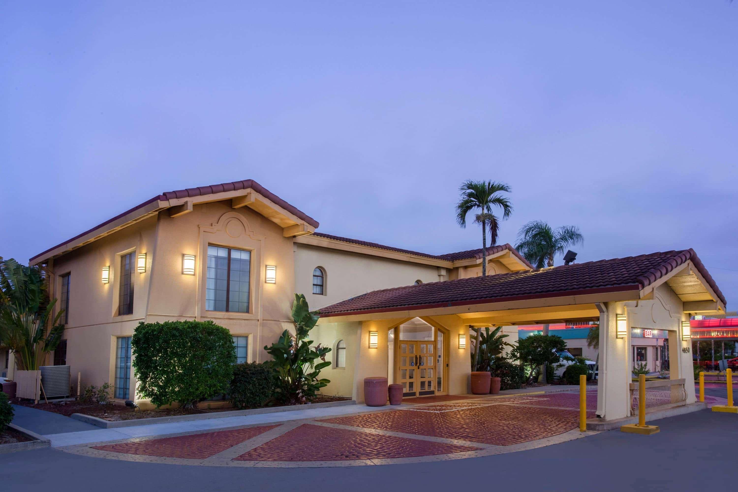 Baymont By Wyndham Fort Myers Central Eksteriør billede