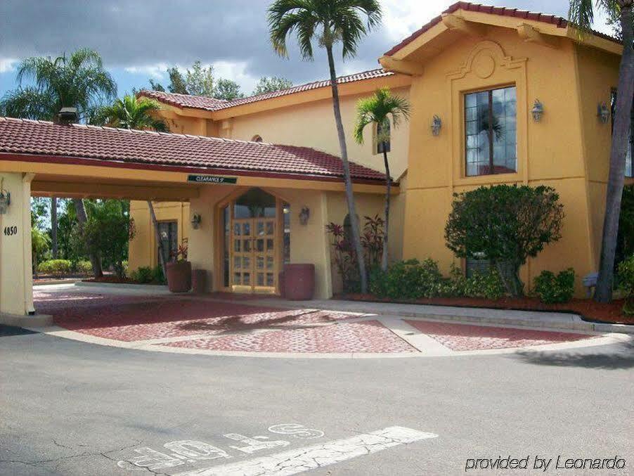 Baymont By Wyndham Fort Myers Central Eksteriør billede